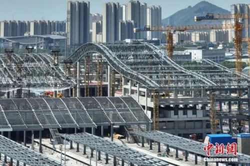 圖為航拍南沿江鐵路江陰站站房屋面鋼結構桁架整體提升現(xiàn)場。(無人機照片) 中新社記者 泱波 攝